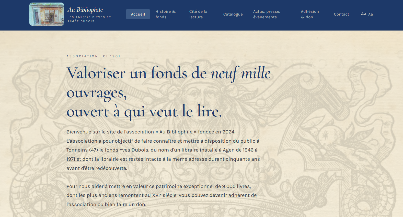 Page d'accueil du site Au Bibliophile : bandeau bleu marine, logo doré et lettrine ornementée