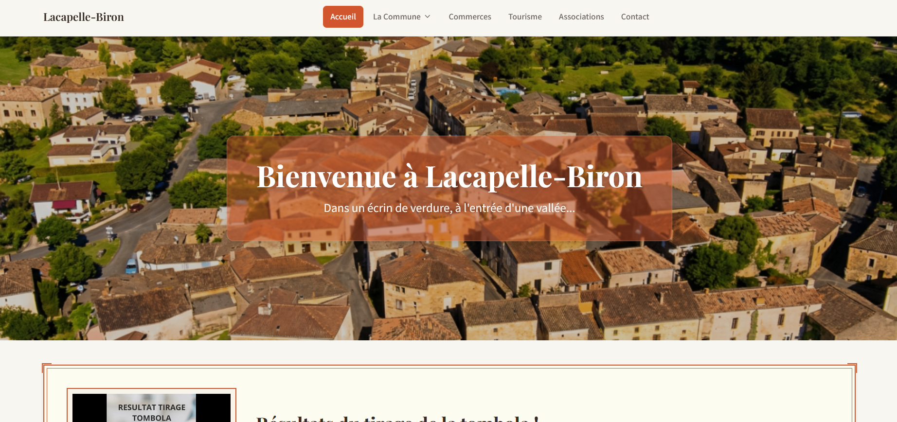 Page d'accueil du site de Lacapelle-Biron : vue aérienne du village et navigation aux accents terracotta
